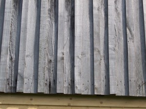 Bardage-argente-vertical-avec-couvre-joint